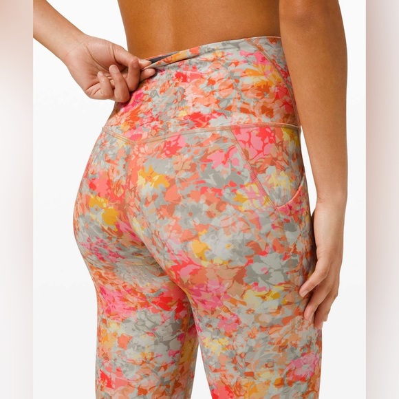 LULULEMON | High Rise Align with Pockets Floral Patterned Leggings 25” - Picture 3 of 16
